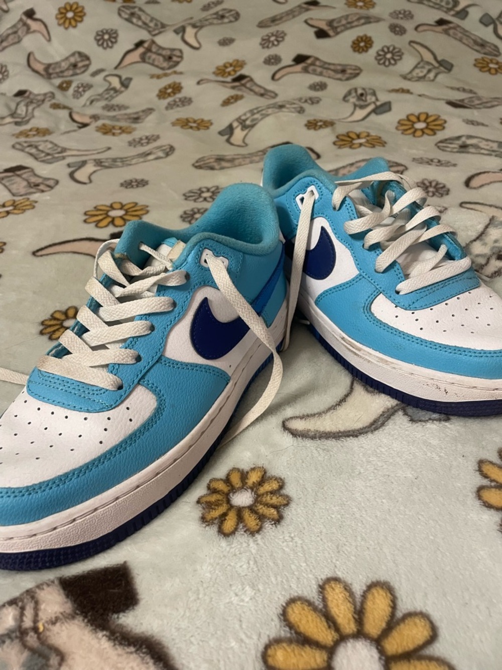 Nike Kids Low-Top Sneakers in Light Blue, White and Navy
